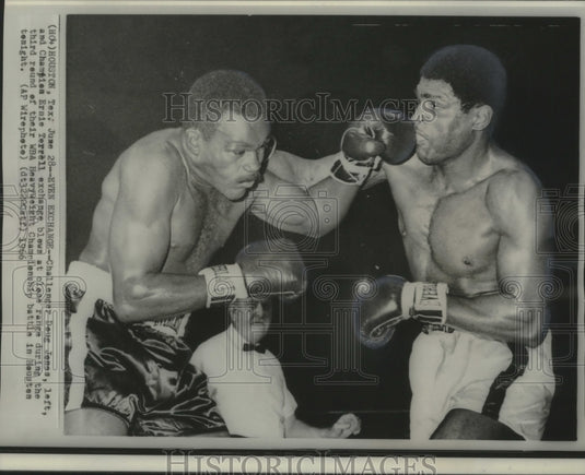 1966 Press Photo Doug Jones & Ernie Terrell punch close range in Houston, Texas - Historic Images