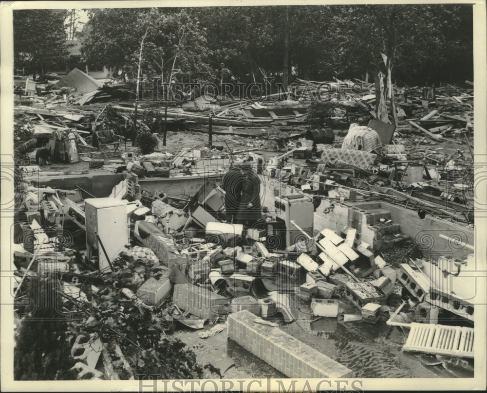 1938 Hurricane destroys cottages at Pinehurst Beach in Massachusetts - Historic Images