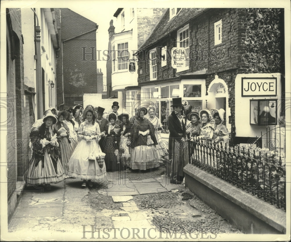 1970 Press Photo Townspeople prepare for annual Dickens Festival in Broadstairs - Historic Images