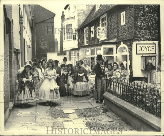 1970 Press Photo Townspeople prepare for annual Dickens Festival in Broadstairs - Historic Images