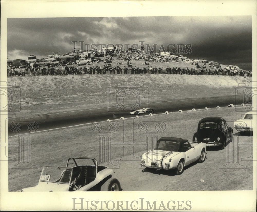 1969 Press Photo Dickie Smothers soars down straightway with fastest lap- Historic Images