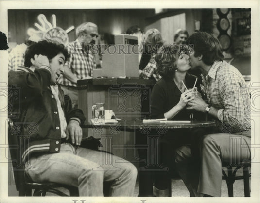1980 Press Photo Eddie Mekka, Penny Marshall, Ted Danson in "Laverne & Shirley" - Historic Images