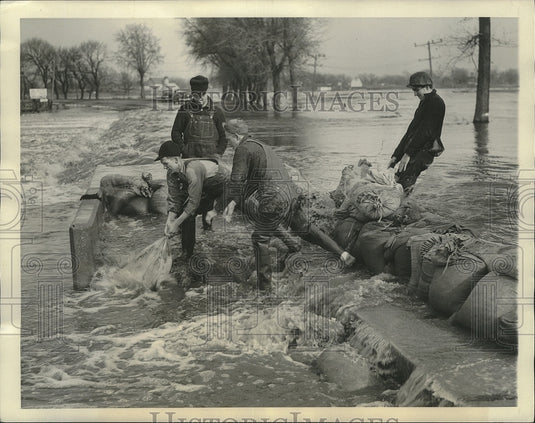 1938 Press Photo Illinois workers place sand bags along highway to block flood - Historic Images
