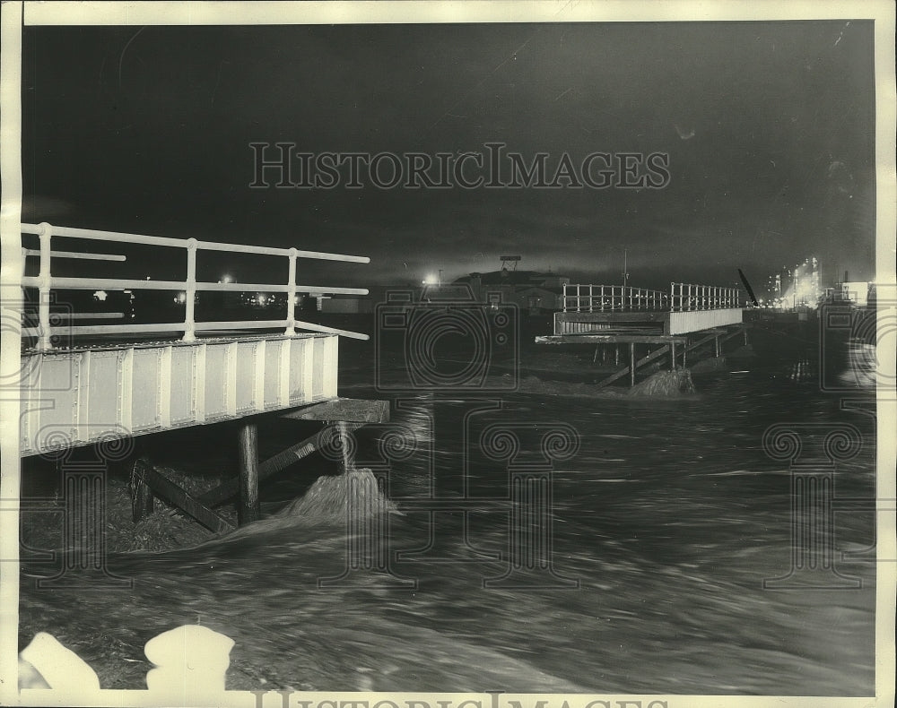 1938 At least 10 People die when Los Angeles River Bridge gave out - Historic Images