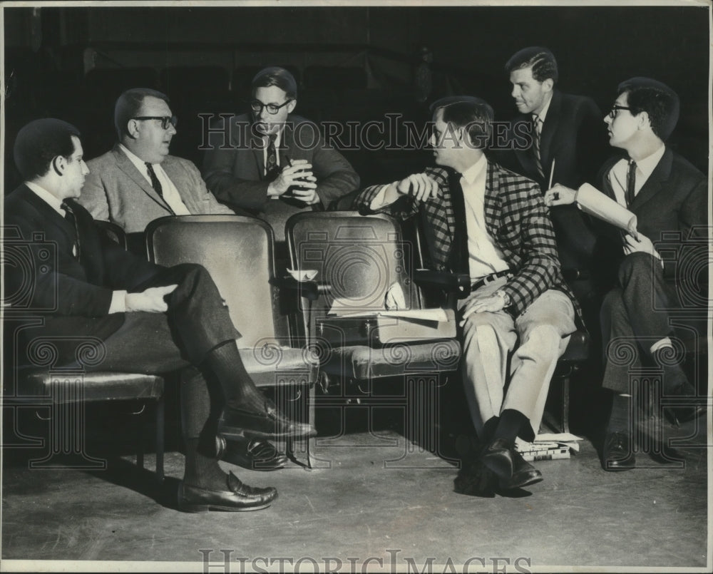 1963 Press Photo Theater Manger Jack McQuiggan meets with directors in New York - Historic Images