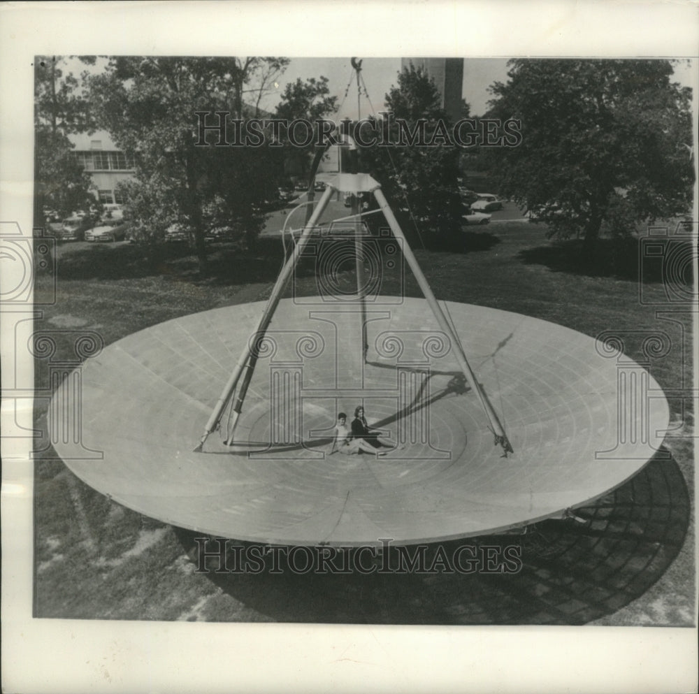 1960 Press Photo Women dwarfed by 40 foot parabolic antenna at lab in New Jersey- Historic Images