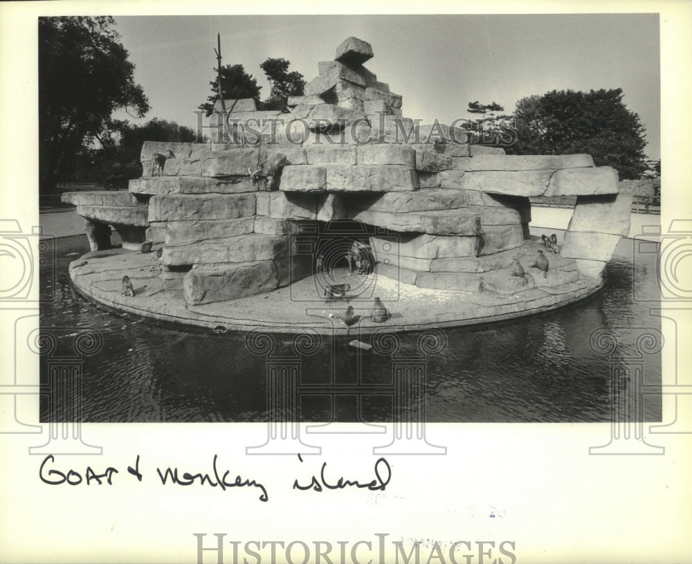 1982 Press Photo Water circulates around goat and monkey island at Racine Zoo.- Historic Images
