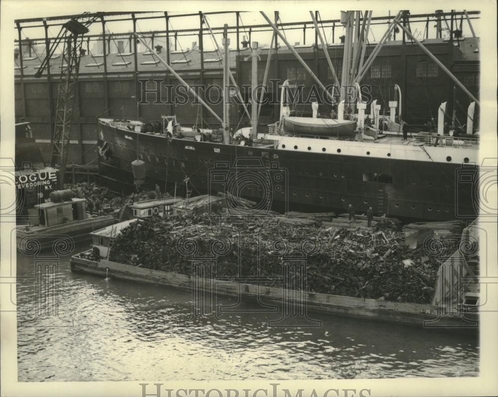 1937 Press Photo Scrap iron being loaded on the S. S. Berlin in New York Harbor.-Historic Images