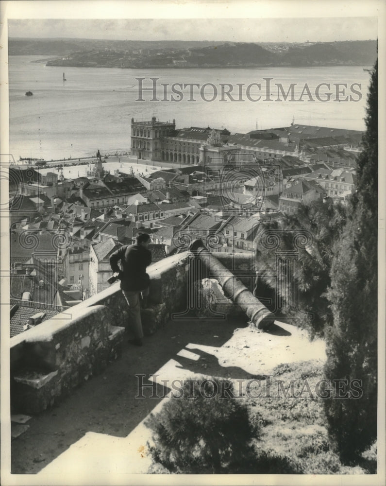 1958 Press Photo Fortress of St. George looks over Tagus River, Lisbon, Portugal - Historic Images
