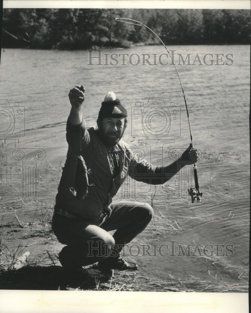 1972 Press Photo Jay Reed fishing - Historic Images