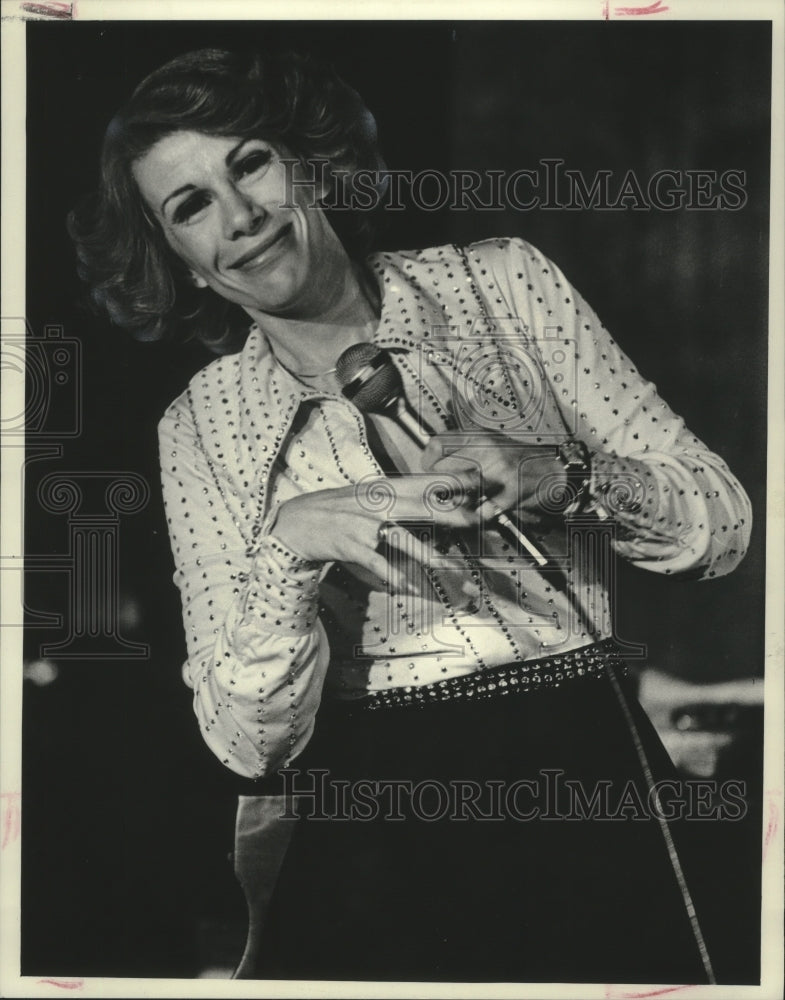 1975 Press Photo Joan Rivers in the Crown Room of the Pfister Hotel, Milwaukee- Historic Images