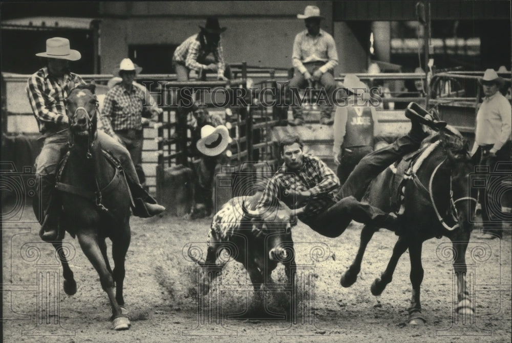 1986 Press Photo Tom Bartz steer wrestling in Wonago Rodeo in West Allis. - Historic Images