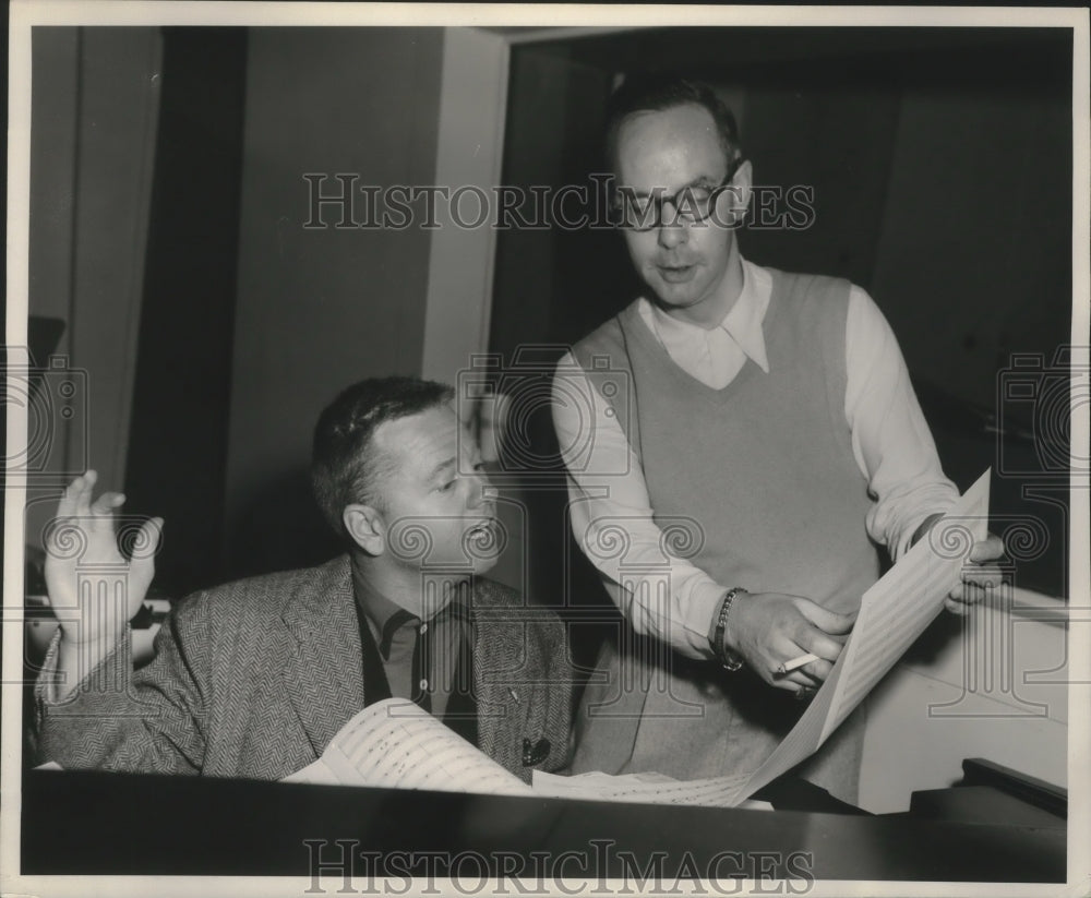 1952 Press Photo Mickey Rooney works at a piano with Herron - Historic Images