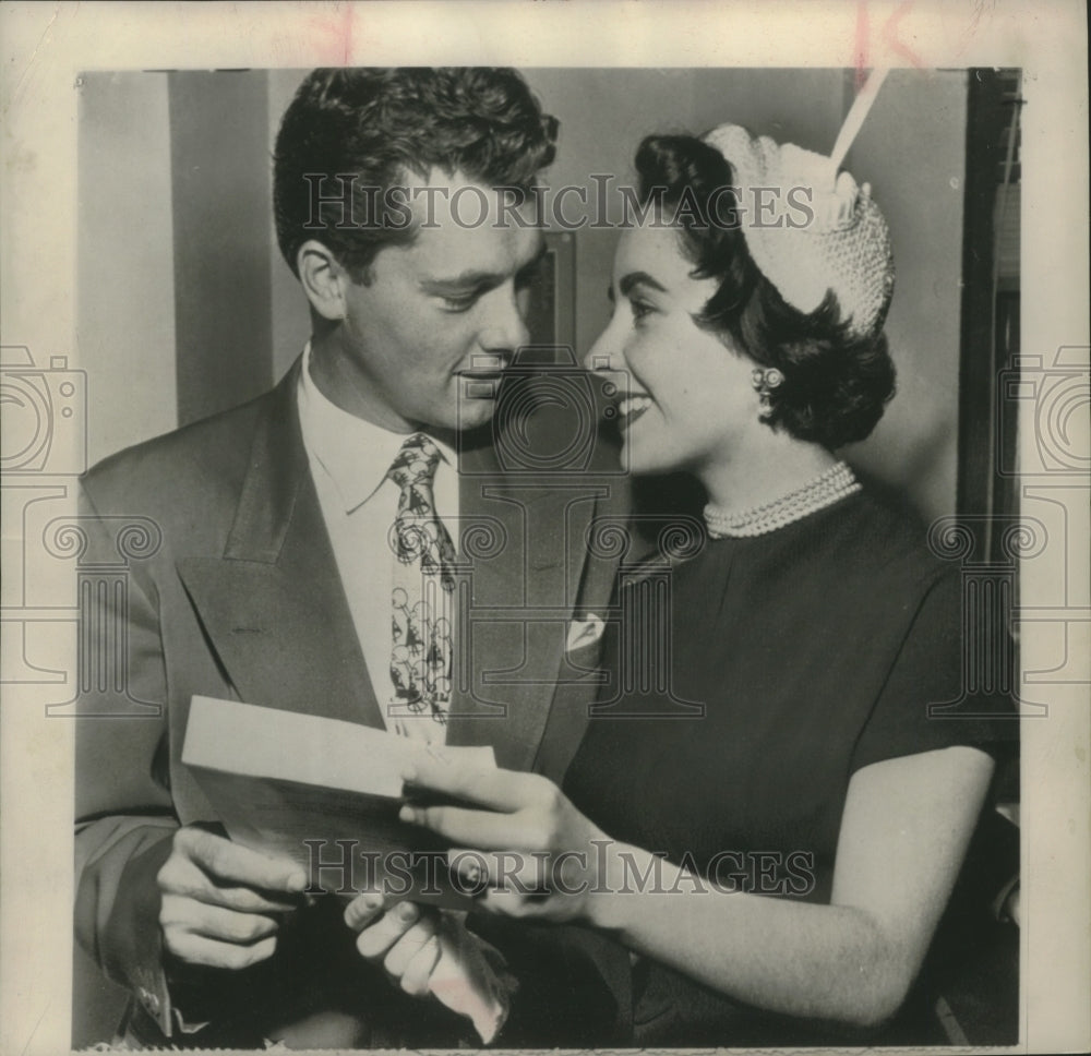 1950 Press Photo Elizabeth Taylor and Conrad Hilton, Jr. obtain marriage license - Historic Images