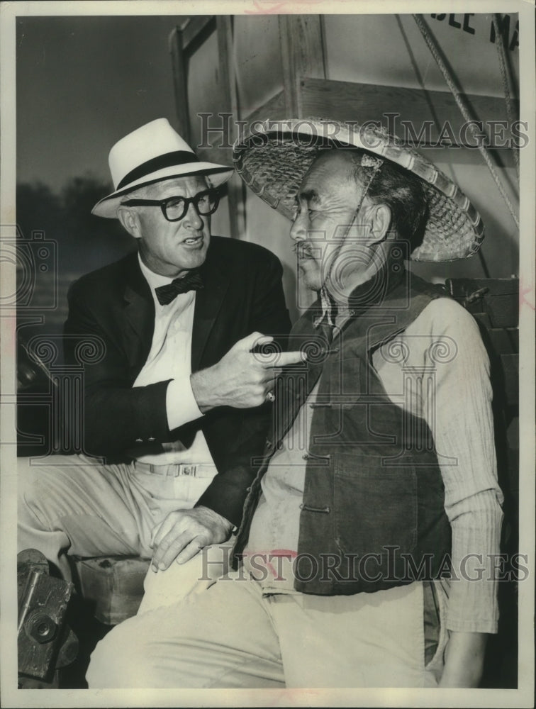 1962 Press Photo Lloyd Bridges talks to a friend in "Mr. Pennington's Machine"- Historic Images