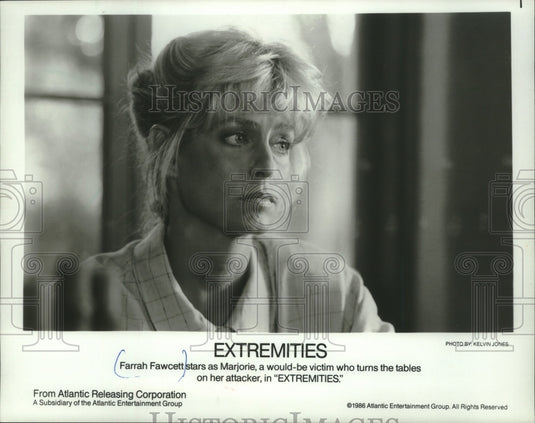 1986 Farrah Fawcett stars as a would-be victim in "Extremities" - Historic Images