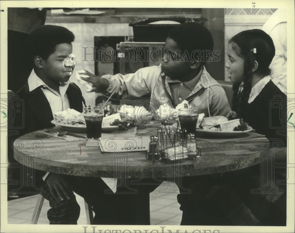 1985 Press Photo Gary Coleman & actors on TV Show, "Diff'rent Strokes"- Historic Images