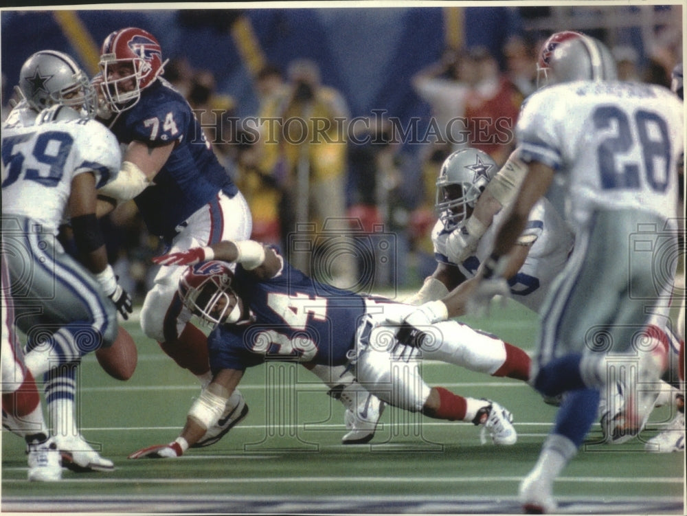 1994 Press Photo Buffalo Bills running Back Thurman Thomas (34) lunges for ball - Historic Images
