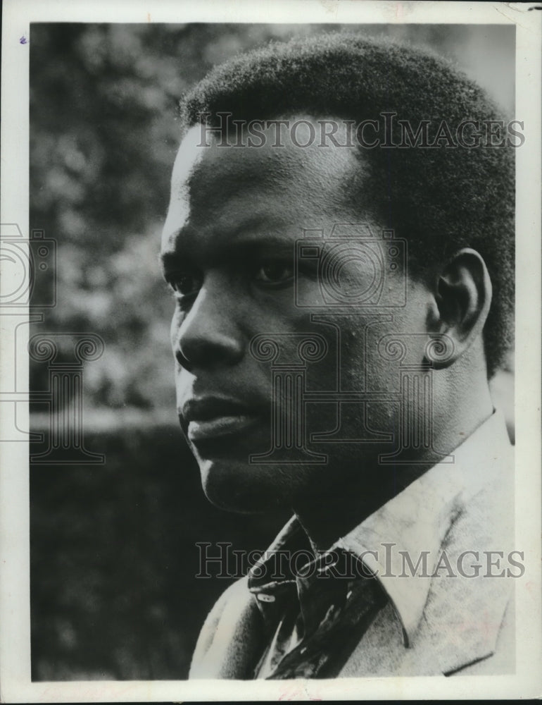 1977 Press Photo Sidney Poitier stars in &quot;A Warm December&quot; on CBS-TV - mjx59403- Historic Images