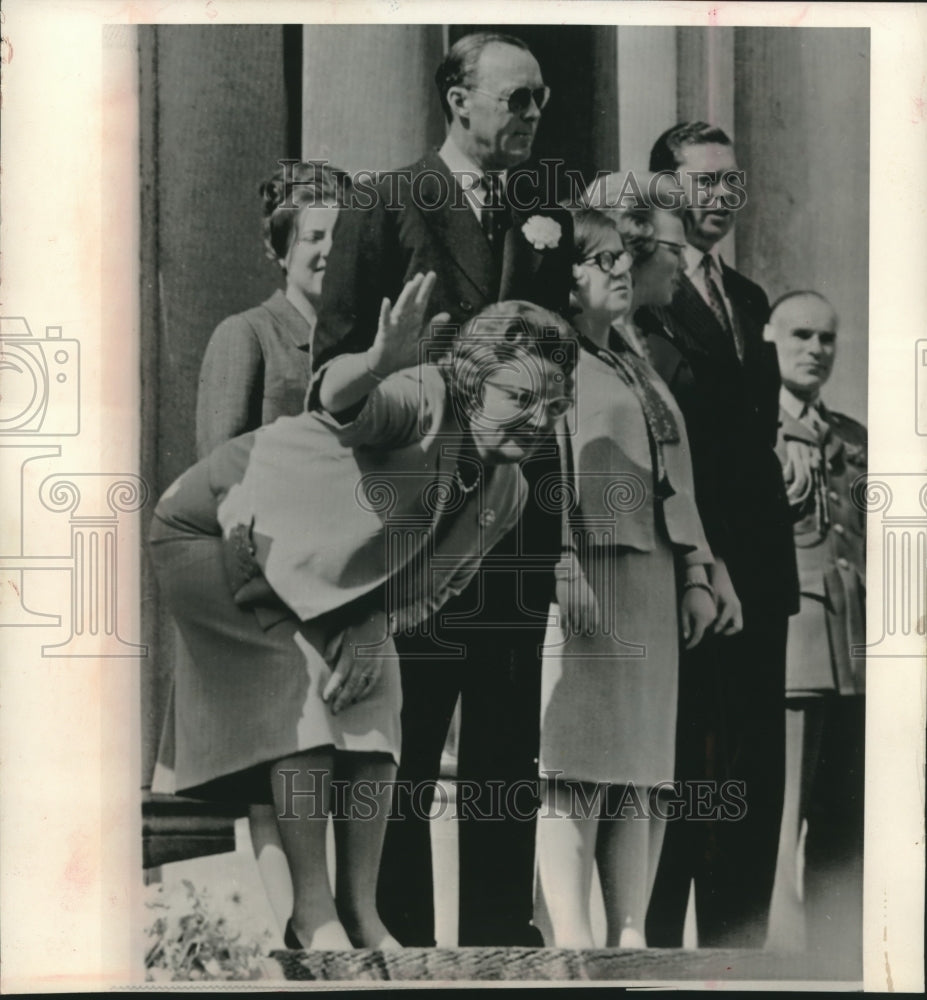 1964 Press Photo Queen Juliana and family, waves to crowd at palace in Amsterdam- Historic Images