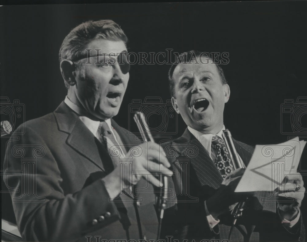 1972 Henry Maier and Dennis Day singing Christmas carols - Historic Images