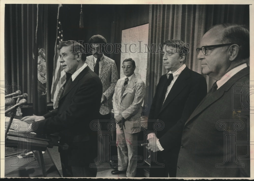 1973 Milwaukee Mayor with others announced renewal of Bucks contract - Historic Images