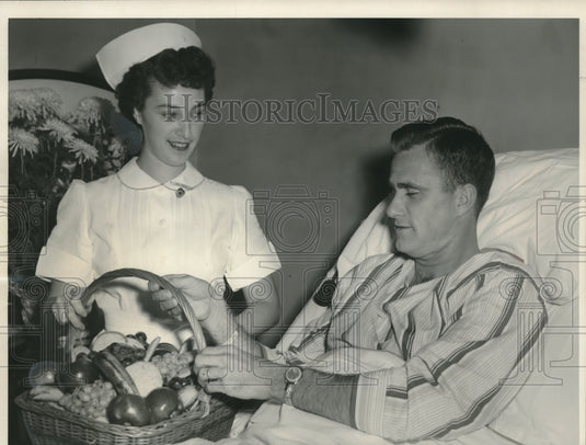 1954 Braves baseball pitcher Lew Burdette, Milwaukee Hospital, WI - Historic Images