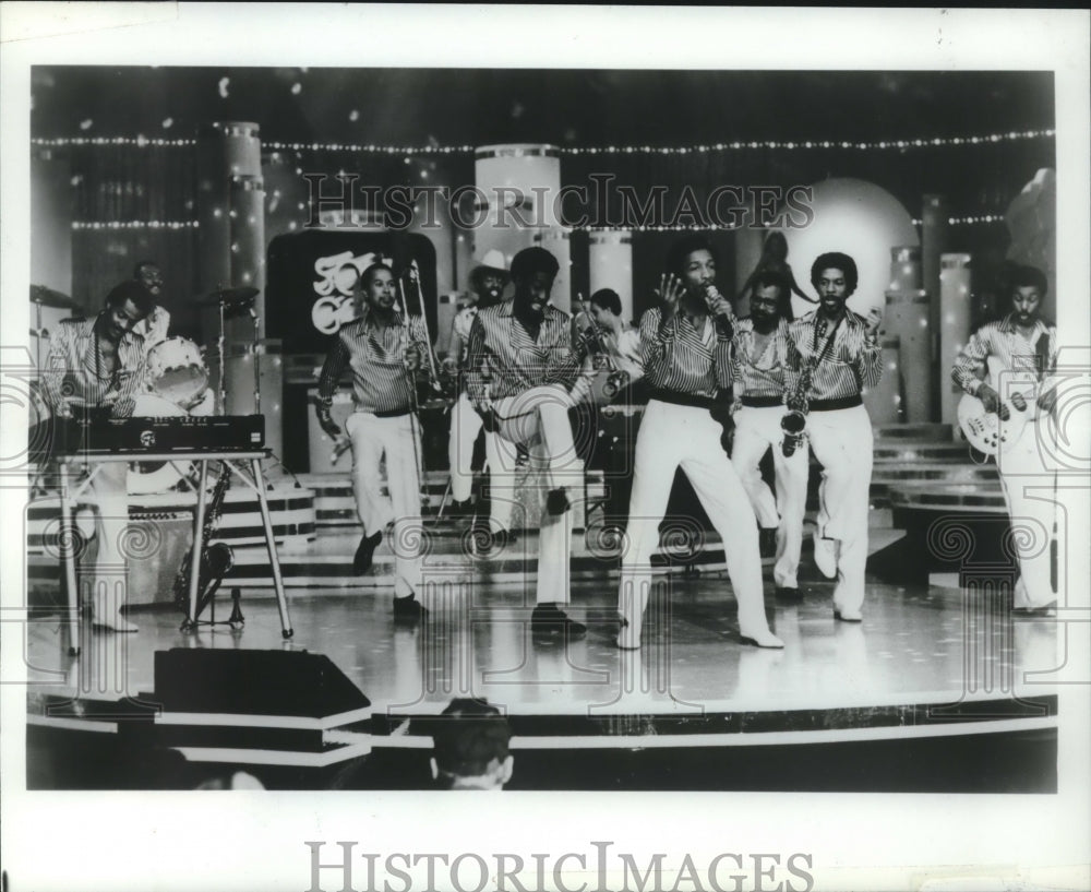 1982 Press Photo Members of the band &quot;Kool &amp; The Gang&quot; on TV Show &quot;Solid Gold&quot; - Historic Images