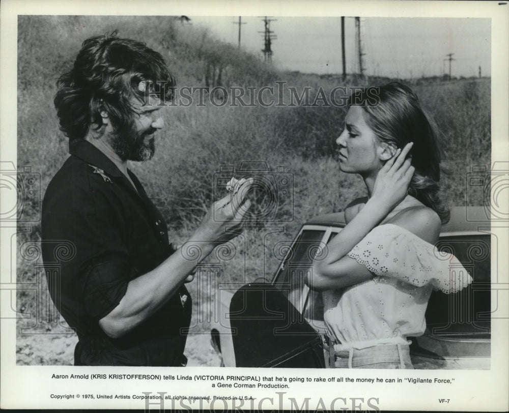 1975 Press Photo Kris Kristofferson And Victoria Principal In &#39;Vigilante Force&#39; - Historic Images