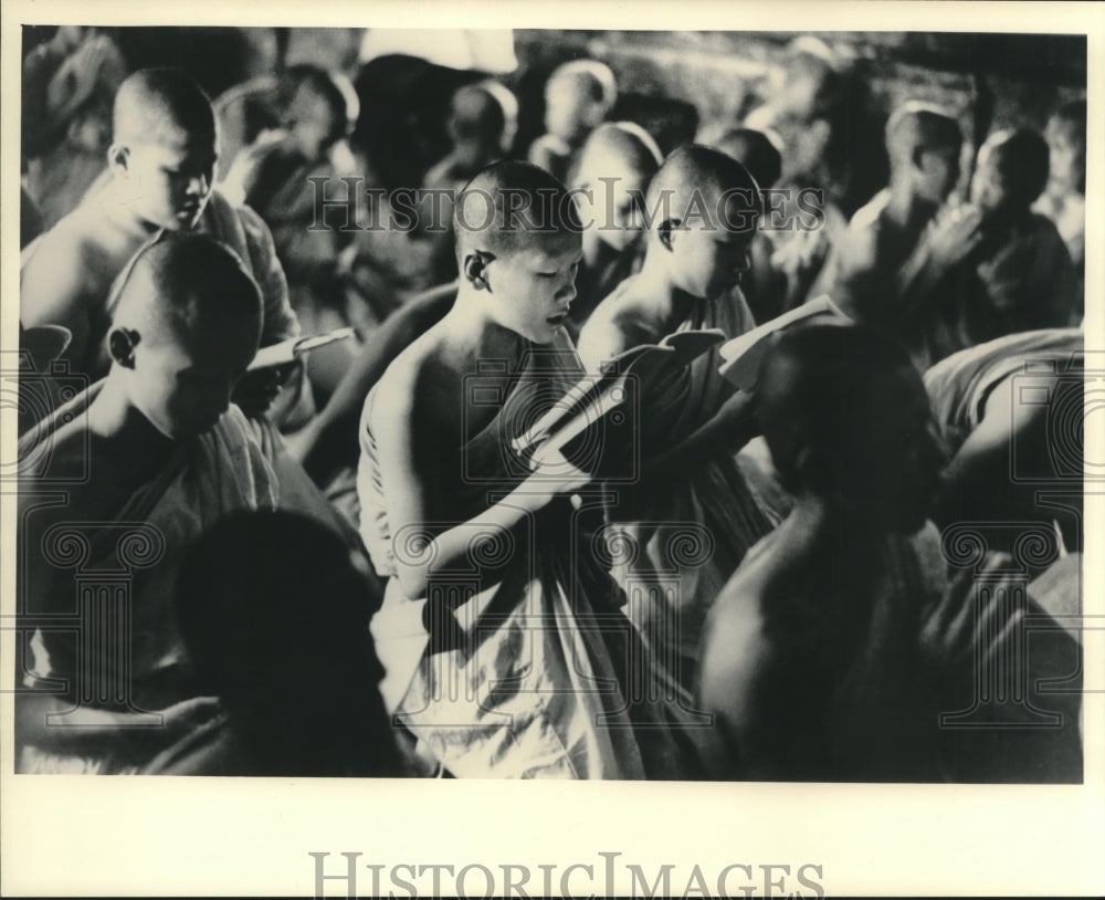 1986 Press Photo Buddhist monks at the Wat Benchamabopit in Bangkok, Thailand- Historic Images