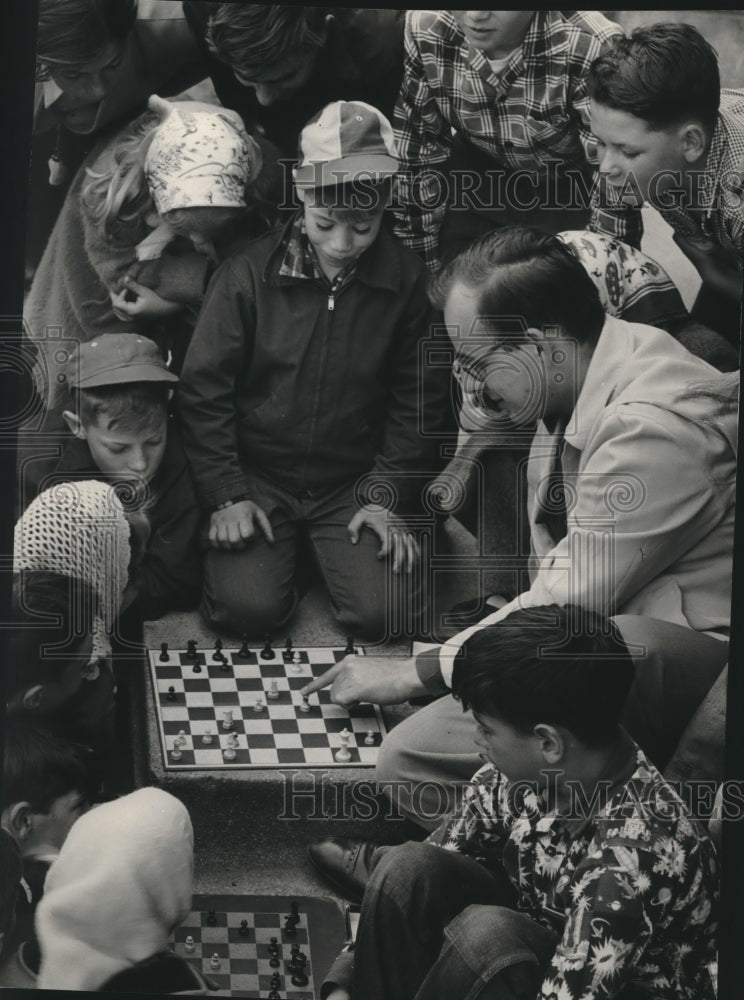 1954 Press Photo Edward Hanin, chess master, with children at Burbank school- Historic Images