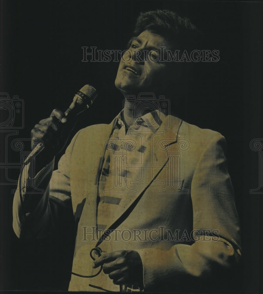1984 Singer Johnny Mathis on stage - Historic Images