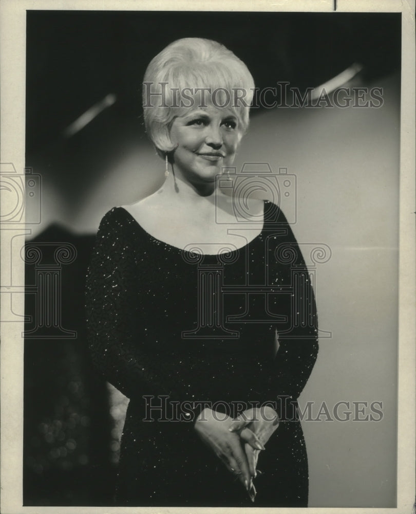 1965 Press Photo Peggy Lee with a pleasant look on her face wearing a dark dress - Historic Images