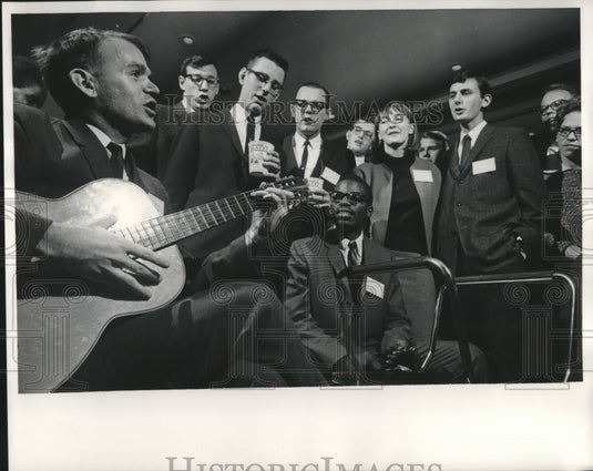 1985 Singing session honoring volunteers by Milwaukee Peace Corps. - Historic Images