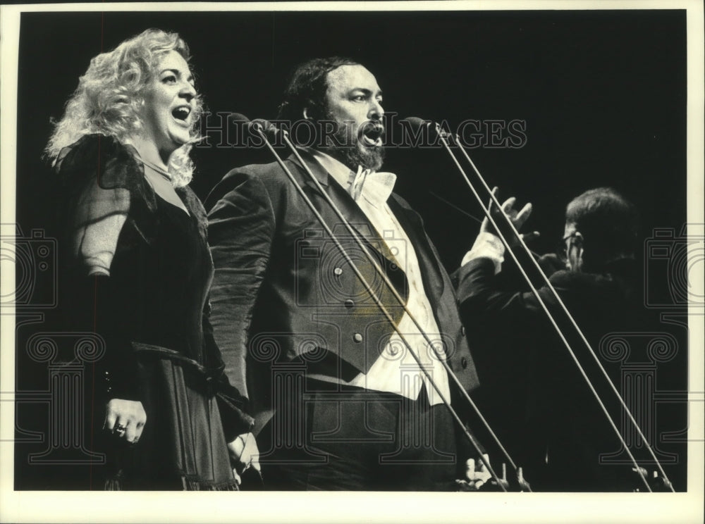 1992 Luciano Pavarotti, Francesca Pedaci and conductor Leone Magiera - Historic Images