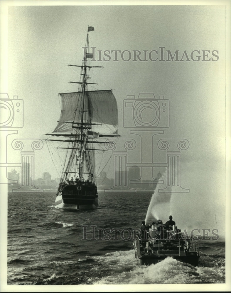 1990 Press Photo The HMS Rose gets wet welcome from Milwaukee Fire Department- Historic Images