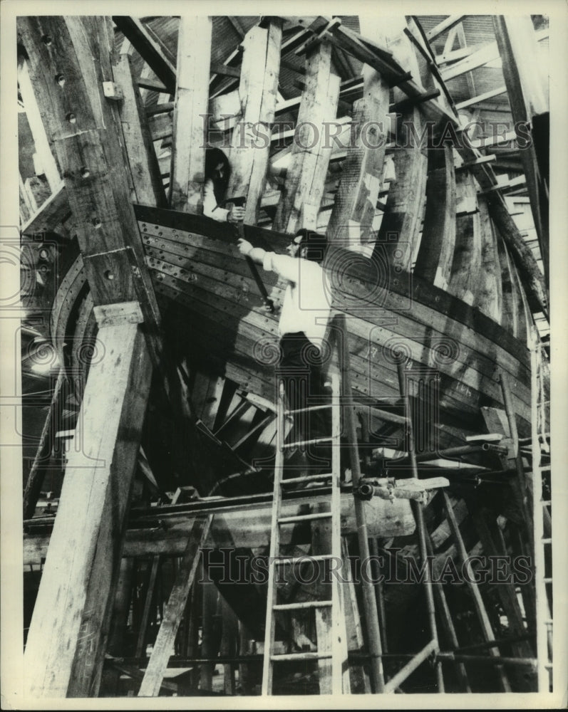 1974 The Golden Hindle ship construction - Historic Images