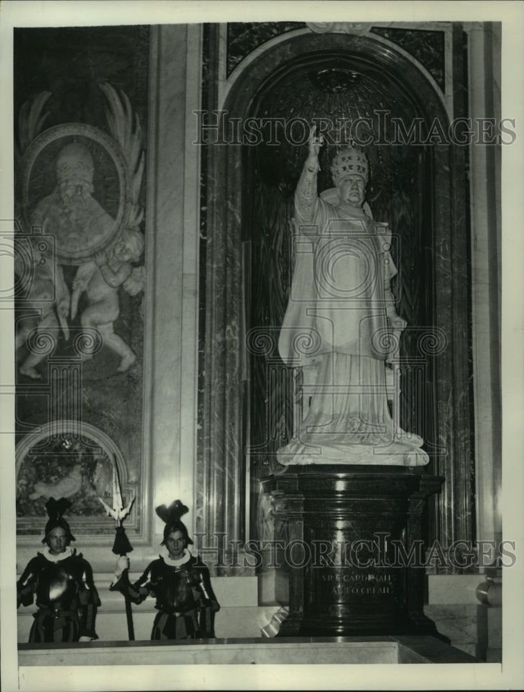 1949 Pope Pius XI Statue at St. Peter&#39;s Basilica in Rome - Historic Images