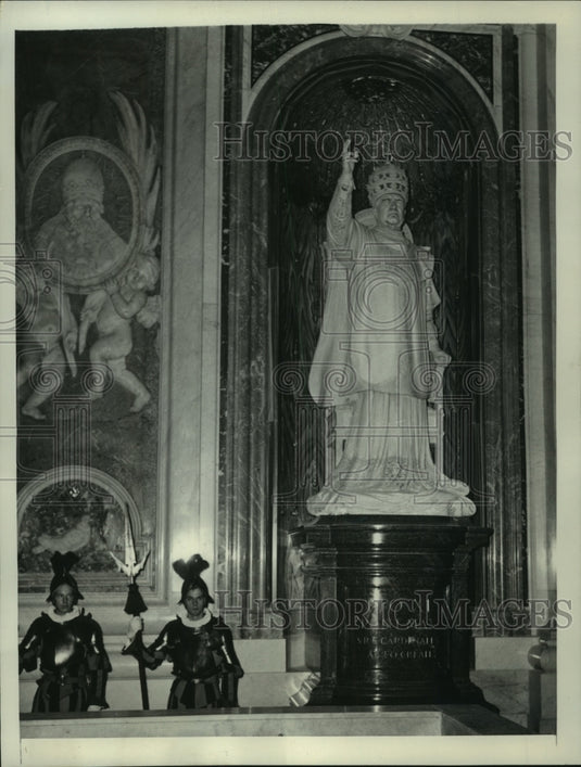 1949 Pope Pius XI Statue at St. Peter's Basilica in Rome - Historic Images