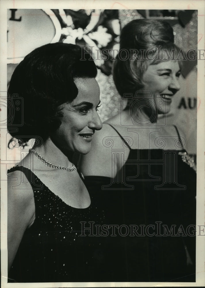 1964 Press Photo Abigail Van Buren receives Gimbels-Schusters fashion award. - Historic Images