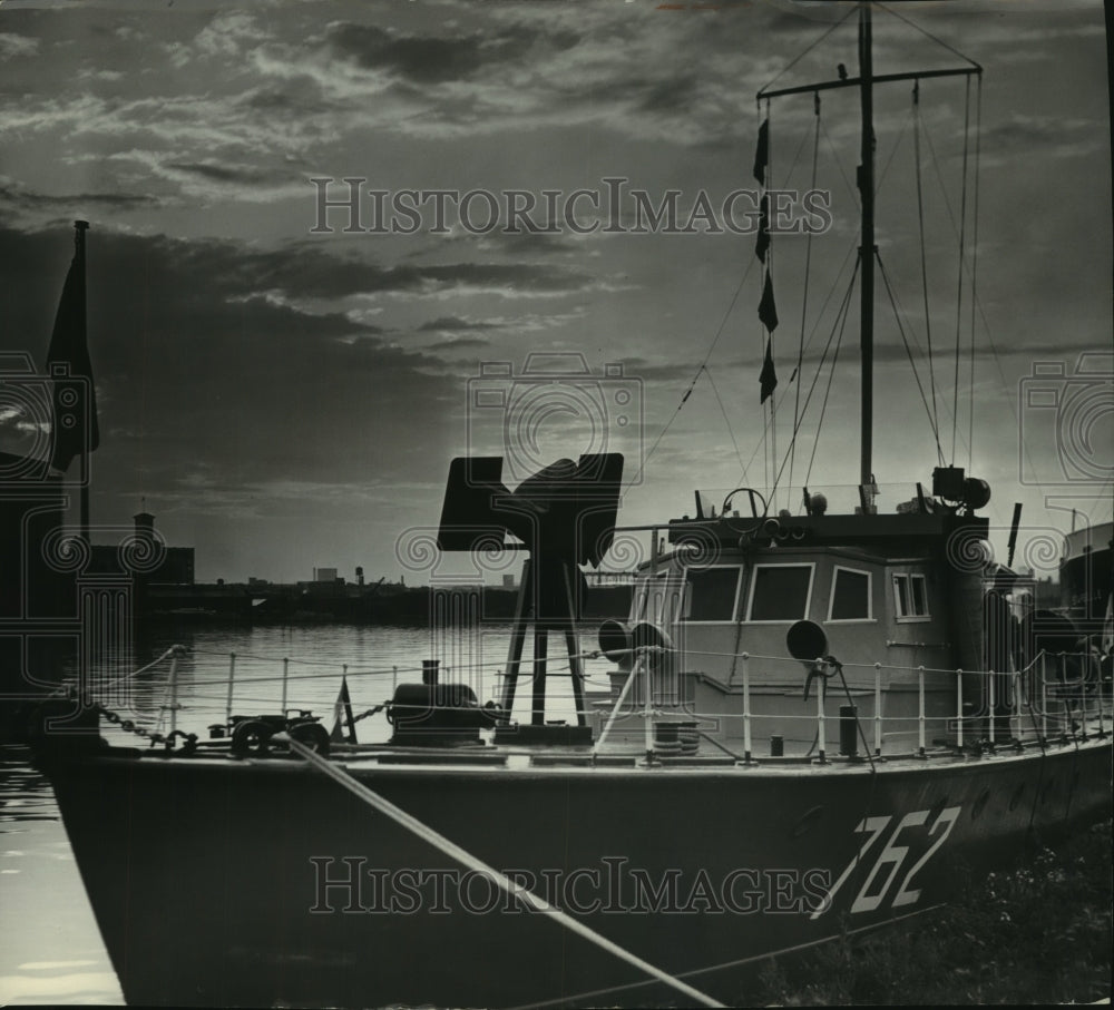 1954 Press Photo HMCS Wolf, a Canadian motor torpedo boat in the Milwaukee port- Historic Images