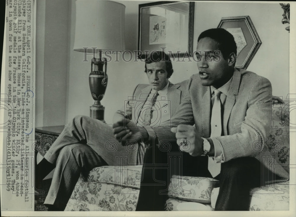 1969 Press Photo New York-Jean-Claude Killy and OJ Simson discuss the auto show- Historic Images