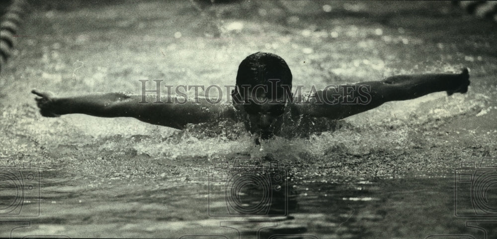 1989 UW Milwaukee freshman Paul Hollub is a backstroke specialist - Historic Images