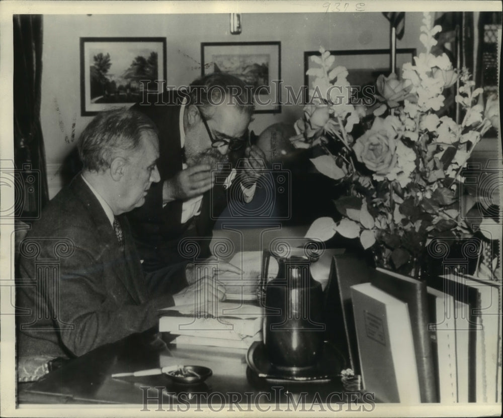 1944 President Roosevelt&#39;s birthday with Jo Davidson in Washington - Historic Images