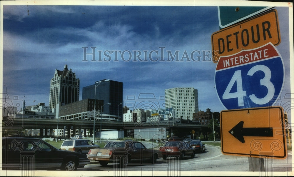 1995 Press Photo bumper-to-bumper traffic on Saint Paul Avenue, Milwaukee- Historic Images