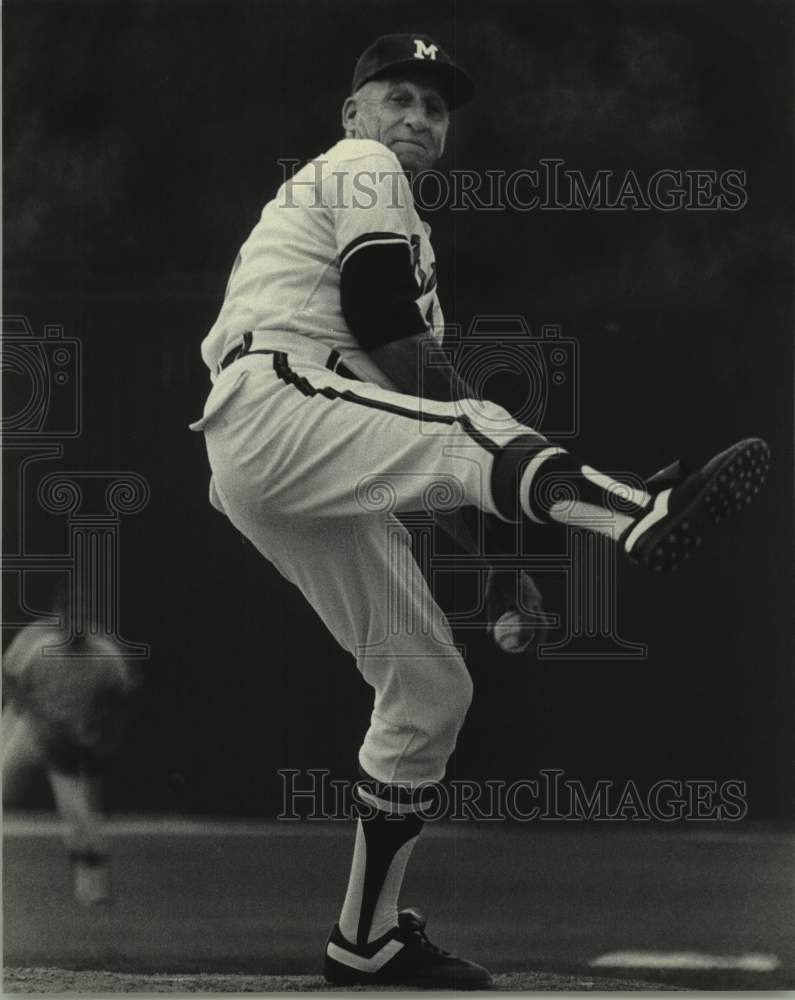 1985 Press Photo Warren Spahn Shows His Form During Game In Kenosha - Historic Images
