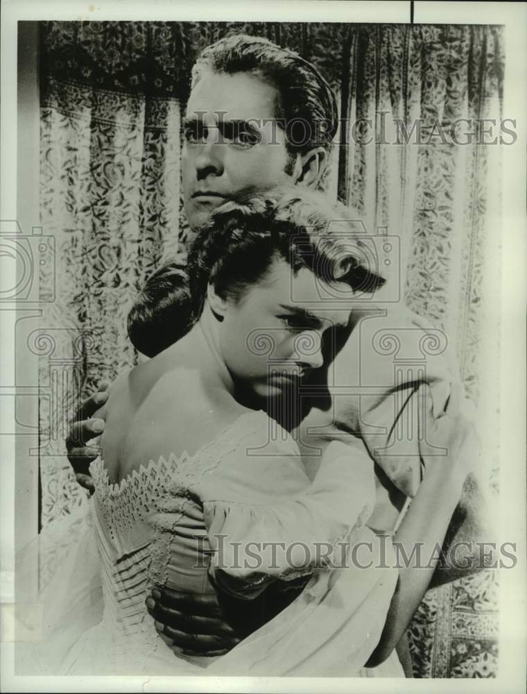 1963 Press Photo Tyrone Power Holds Terry Moore In "King Of The Khyber Rifles" - Historic Images