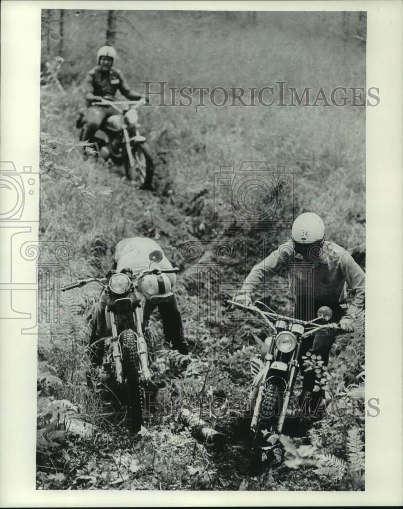 1971 Press Photo Motorcyclists Struggle Through Mud At District 16 Enduro Race- Historic Images