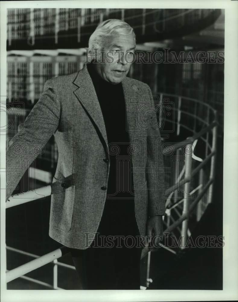 1980 Press Photo George Kennedy Stands In Cellhouse D At Stateville Prison - Historic Images