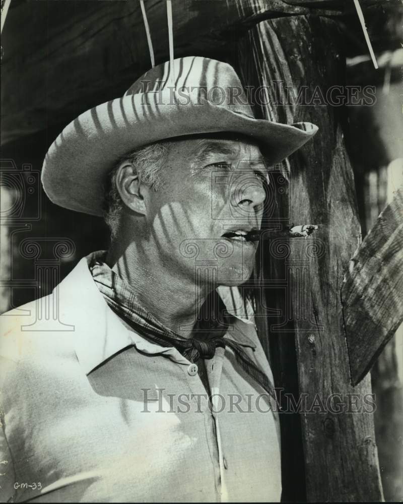 1969 Press Photo George Kennedy in movie &quot;Guns of the Magnificent Seven&quot; - Historic Images